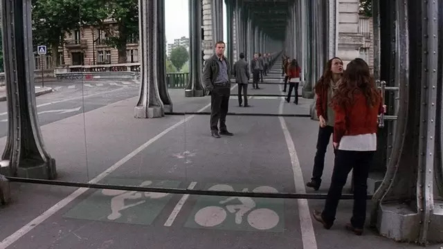 Filmlerdeki Ayna Sahnelerinde Kameralar Nasıl Görünmüyor?