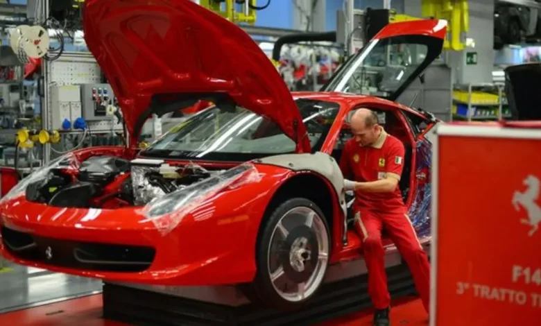 Lüksün ve Özenli İşçiliğin Sınırlarını Zorlayan Bir Ferrari’yi Yapmak Ne Kadar Zaman Alıyor? Zanaatkârlar Kendi Elleriyle İşliyor!