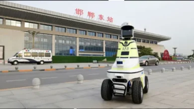 Robot Trafik Polisleri Çin'de Göreve Başladı 1 Robot Trafik Polisleri Çin'de Göreve Başladı