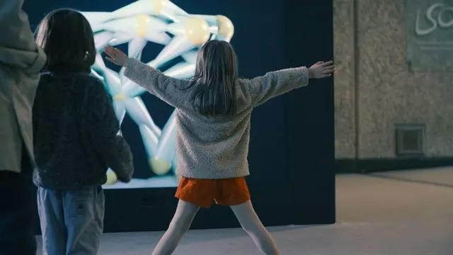 Fütüristik Ayna, İnsan Hareketlerini Animasyonla Gösteriyor 1 Fütüristik Ayna, İnsan Hareketlerini Animasyonla Gösteriyor