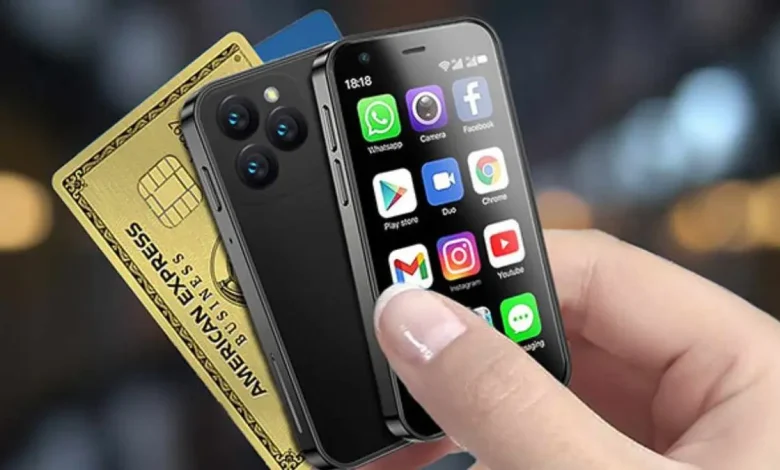 "Yere Düşürsem Süpürge Çeker!" Dedirtecek Kadar Küçük Telefon Tanıtıldı!