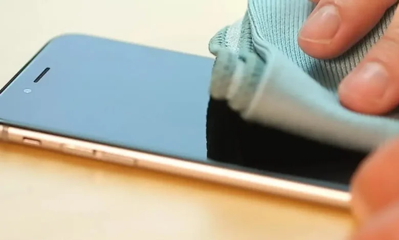 Âdeta Bakteri Yuvası Hâline Gelen Cep Telefonlarını En İyi Nasıl Temizleyebilirsiniz? (Tuvaletten Daha Kirli!)