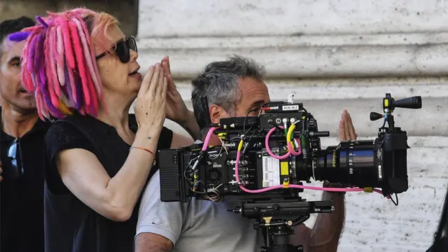 Wachowski Kardeşler, Matrix'teki Ekipmanları Satıyor