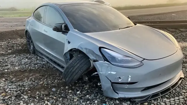Tesla'nın Otonom Sürüş Sistemi Koca Treni Göremedi [Video]
