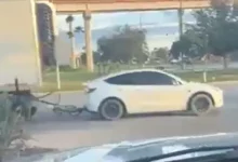 Tesla Model Y, Otobanda Tır Dorsesi Çekerken Görüntülendi