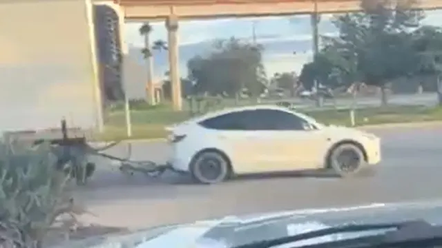 Tesla Model Y, Otobanda Tır Dorsesi Çekerken Görüntülendi