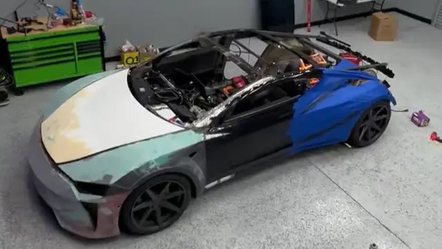 YouTuber, Model 3 ve S Parçalarıyla Kendi Teslasını Yapıyor