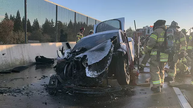 Seyir Halindeki Tesla, Durduk Yere Alev Aldı