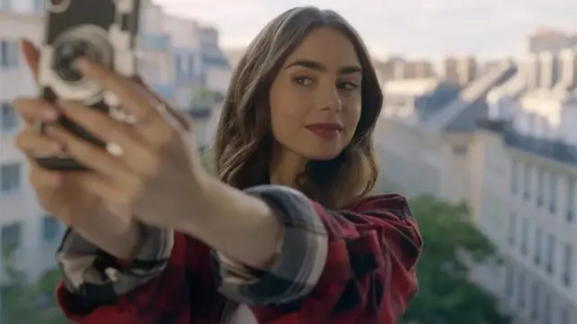 Netflix Dizisi Emily in Paris Tadında 12 Farklı Dizi Önerisi