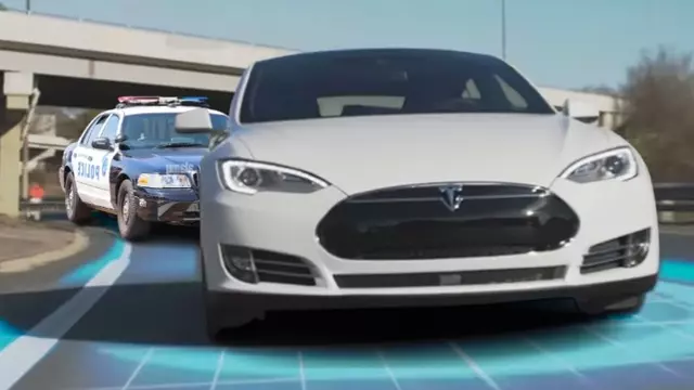 Sürücüsü Uyuyan Tesla, Otopilot Modunda Polisten Kaçtı