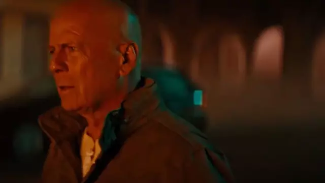 Bruce Willis, Reklam İçin Zor Ölüm'deki Karakterine Dönüyor 1 Bruce Willis, Reklam İçin Zor Ölüm'deki Karakterine Dönüyor