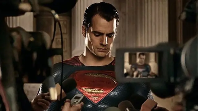 Henry Cavill, Superman İçin Warner Bros. ile Anlaştı