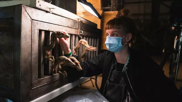 Yeni Jurassic World Filminden Küçük Dinozorlu Set Fotoğrafı 1 Yeni Jurassic World Filminden Minik Dinozorlu Set Fotoğrafı