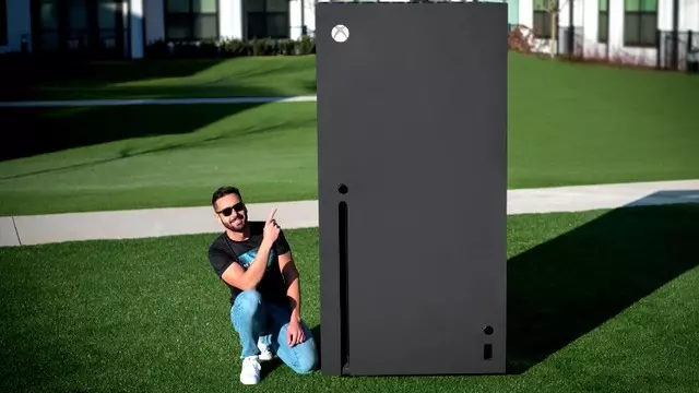 YouTuber, Dünyanın En Büyük 'Xbox Series X'ini İnşa Etti 1 YouTuber, Dünyanın En Büyük 'Xbox Series X'ini İnşa Etti