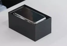 Jelatini Bile Sökülmeyen İlk iPhone’un Kutusu Açıldı [Video]