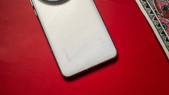 Xiaomi 16 Pro Max'in Yeni Bir Görseli Sızdırıldı: Arka Tarafta İkinci Bir Ekranı Bulunacak!