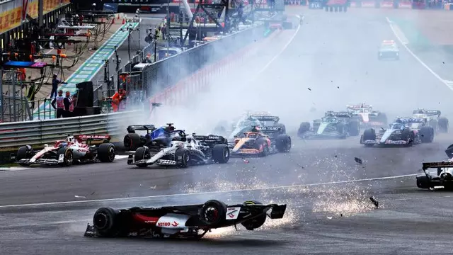 F1 Britanya Grand Prix’te Büyük Kaza! Zhou’yu Halo Kurtardı
