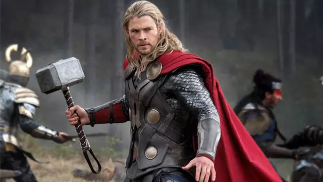 Chris Hemsworth, Marvel Setlerinden Aşırdıklarını Gösterdi
