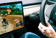 Tesla, 'Passenger Play' Özelliğini Devre Dışı Bırakacak