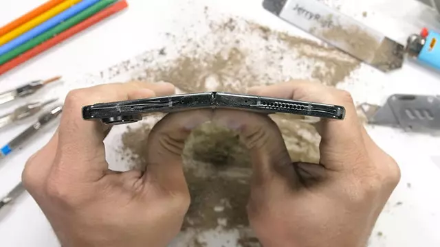 Samsung Galaxy Z Fold4 Dayanıklılık Testine Girdi