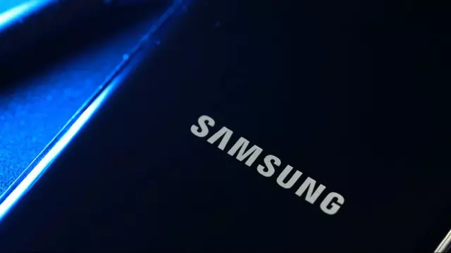 Samsung, Çift Ekranlı Bir Telefon İçin Patent Aldı 1 Samsung, Çift Ekranlı Bir Telefon İçin Patent Aldı