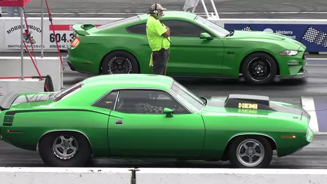 Eski Araçlar, Modern Araçlarla Drag Yarışı Yaptı [Video]