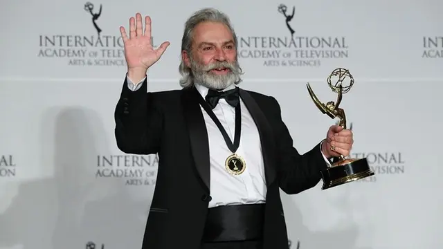 Haluk Bilginer Emmy Ödülleri’nde En İyi Erkek Oyuncu Seçildi