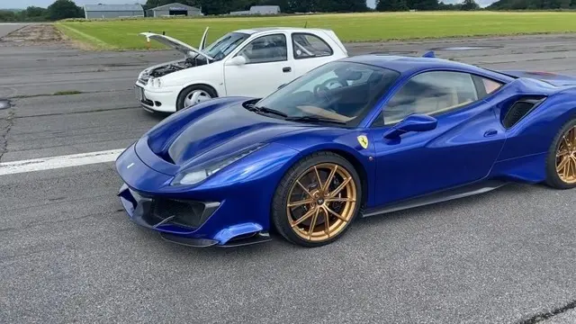 Opel Corsa'nın Ferrari Pista'ya Kafa Tuttuğu Yarış [Video]