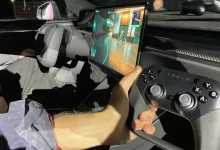 Tesla Model S Plaid'de Cyberpunk 2077 Oynandı