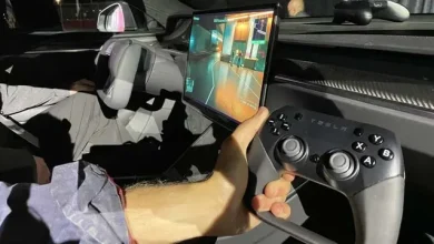 Tesla Model S Plaid'de Cyberpunk 2077 Oynandı