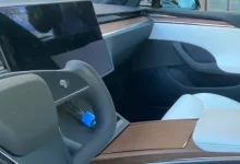 Tesla Model S, 'Yarım Direksiyon Simidiyle' Görüldü