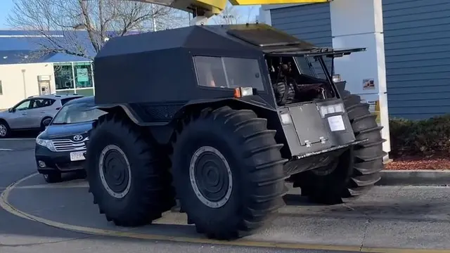 Bir YouTuber'ın Şehirde Kullandığı Devasa Arazi Aracı