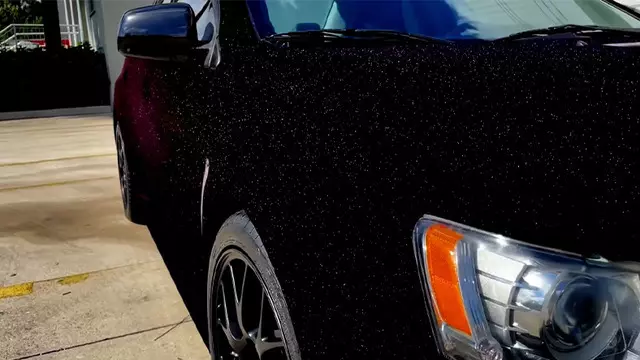 Işığın %99'unu Emen Siyah Renkle Mitsubishi Lancer Boyandı 1 Işığın %99'unu Emen Siyah Renkle Mitsubishi Lancer Boyandı