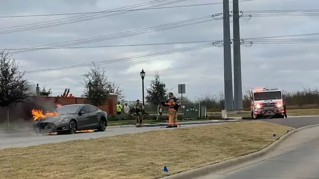 5 Yıllık Tesla Model S Bir Anda Alev Aldı