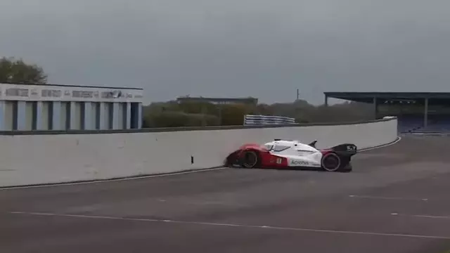 Otonom Yarış Aracı, Daha Yarış Başlamadan Kaza Yaptı [Video]