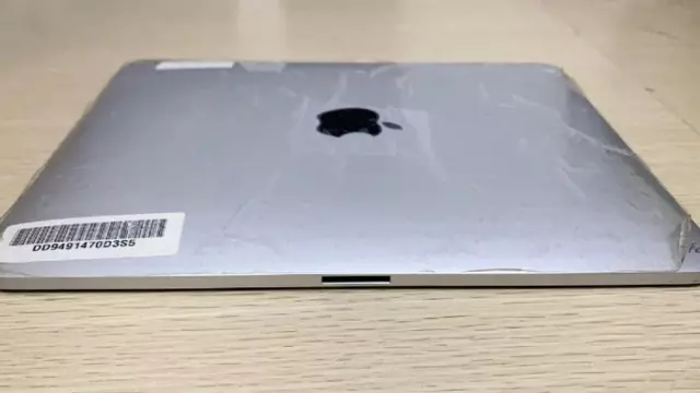İlk Nesil iPad'in Çift Bağlantı Girişli Prototip Fotoğraflar 1 İlk Nesil iPad'in Çift Bağlantı Girişli Prototip Fotoğraflar