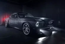 1967 Mustang ile Tesla Model S'i Bir Araya Getiren Otomobil