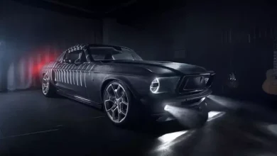 1967 Mustang ile Tesla Model S'i Bir Araya Getiren Otomobil
