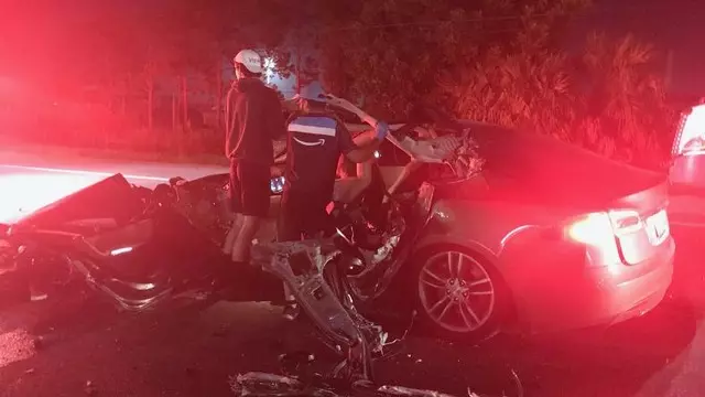 Bir Tesla Model S, Tır Tarafından Neredeyse İkiye Bölündü