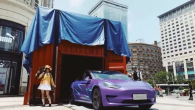 Tesla, Bir Airdrop Kutusuyla Yeni Model 3'ü Sergiledi