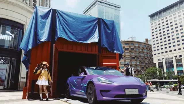 Tesla, Bir Airdrop Kutusuyla Yeni Model 3'ü Sergiledi