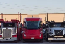 Günümüz Kamyonları ve Tesla Semi Yan Yana Görüntülendi