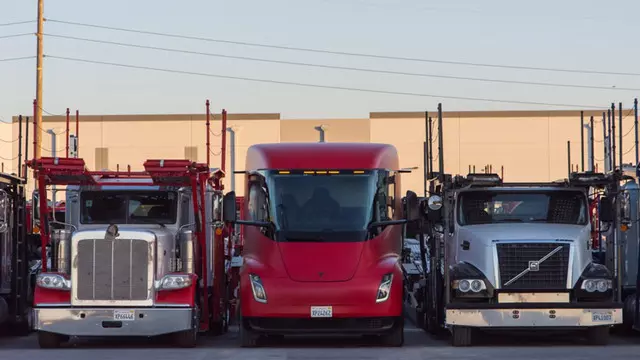 Günümüz Kamyonları ve Tesla Semi Yan Yana Görüntülendi 1 Günümüz Kamyonları ve Tesla Semi Yan Yana Görüntülendi
