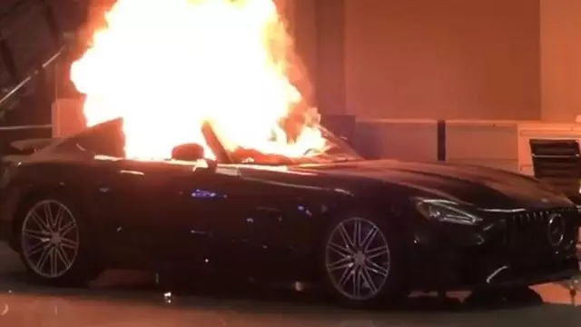 ABD'deki Protestolarda Bir Mercedes AMG GT Ateşe Verildi