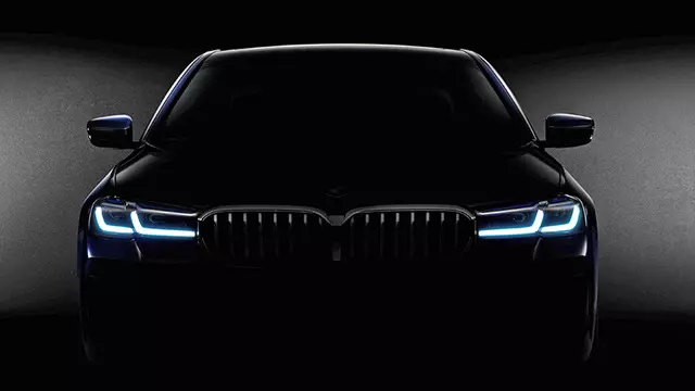 BMW 4 Serisi'nin Dev Izgarasını Gösteren Görsel