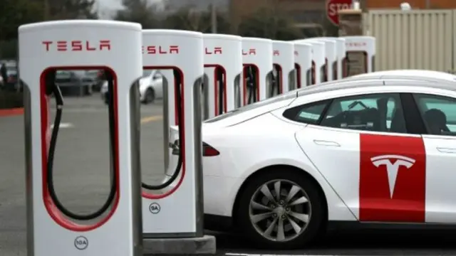 Tesla Model X, Bisikletlerle Şarj Edildi (Video)