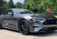 Bir Adam, Komşusunun Mustang'inin Egzozunu Köpükle Doldurdu