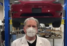 Elon Musk, Sandy Munro'yu Takdir Etti