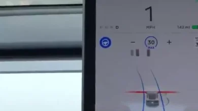 Tesla Autopilot İlk Kez Kırmızı Işıkta Otomatik Olarak Durdu