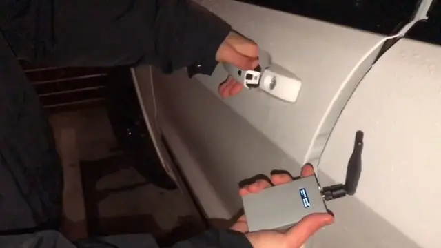 Otomobillerin Kapılarını Saniyeler İçinde Açabilen Cihaz